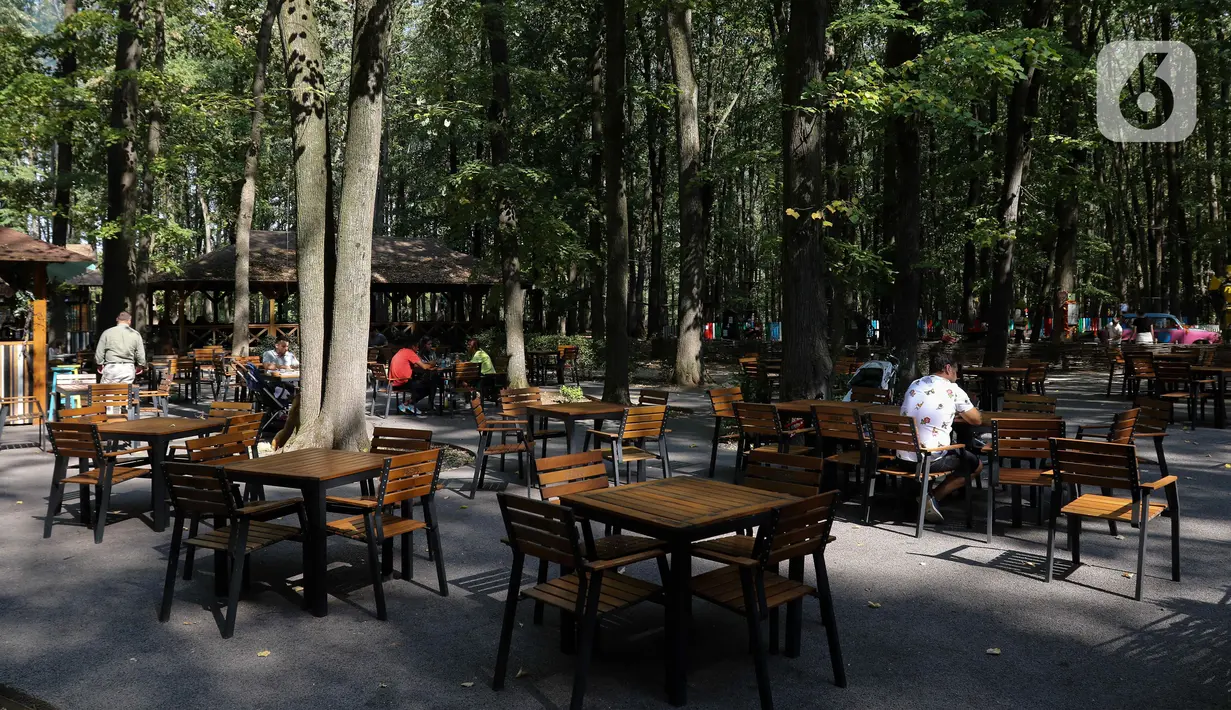 Di sini pengunjung tidak boleh membawa makan atau minum dari luar. (Liputan6.com/Herman Zakharia)