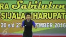 Lifter Jabar, Syarah Anggraini bersorak usai mengangkat beban di kelas 53 kg PON XIX Jabar di Gelora Sabilulungan, Kab Bandung, Selasa (20/9). Syarah Anggraini meraih emas dengan total angkatan 188 Kg. (Liputan6.com/Helmi Fithriansyah)