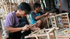Pekerja menyelesaikan rangka kayu yang akan digunakan untuk parsel, Jakarta, Selasa (21/6). Menjelang Lebaran, pengrajin kerangka parsel mulai kebanjiran pesanan. (Liputan6.com/Yoppy Renato)