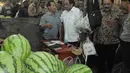 Menteri Perdagangan Rachmat Gobel saat melakukan blusukan ke Pasar Tanah Tinggi, Tangerang, Selasa (18/11/2014) malam. (Liputan6.com/Herman Zakharia)