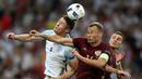 Pemain Inggris, Gary Cahill, duel dengan pemain Rusia, Vasily Berezutskiy, pada laga Grup B Piala Eropa 2016 di Stade Velodrome, Marseille, Minggu (12/6/2016) dini hari WIB. (AFP/Valery Hache)