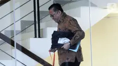 Dirut PTPN IX Iryanto Hutagaol bersiap menjalani pemeriksaan di Gedung KPK, Jakarta, Selasa (12/11/2019). Iryanto diperiksa sebagai saksi untuk tersangka Direktur Pemasaran PTPN III (Persero) I Kadek Kertha Laksana terkait suap pengelolaan distribusi gula di PTPN III 2019. (merdeka.com/Dwi Narwoko)