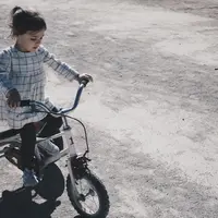 Bersepeda menjadi salah satu hal penting dalam parenting anak di Belanda. (Foto: Unsplash/Caroline Hernandez)