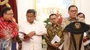 Gubernur BI Agus Martowardojo (kanan) saat mengumumkan paket kebijakan ekonomi tahap pertama di Istana Merdeka, Jakarta, Rabu (9/9/2015). Pemerintah mengeluarkan tiga paket kebijakan ekonomi (Liputan6.com/Faizal Fanani)