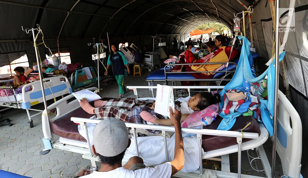 Puluhan pasien korban gempa bumi dan tsunami Palu dirawat di halaman Rumah Sakit Undata, Palu, Sulawesi Tengah, Kamis (4/10). Korban yang menderita luka akibat gempa dirawat dengan tenda terbuka. (Liputan6.com/Fery Pradolo)