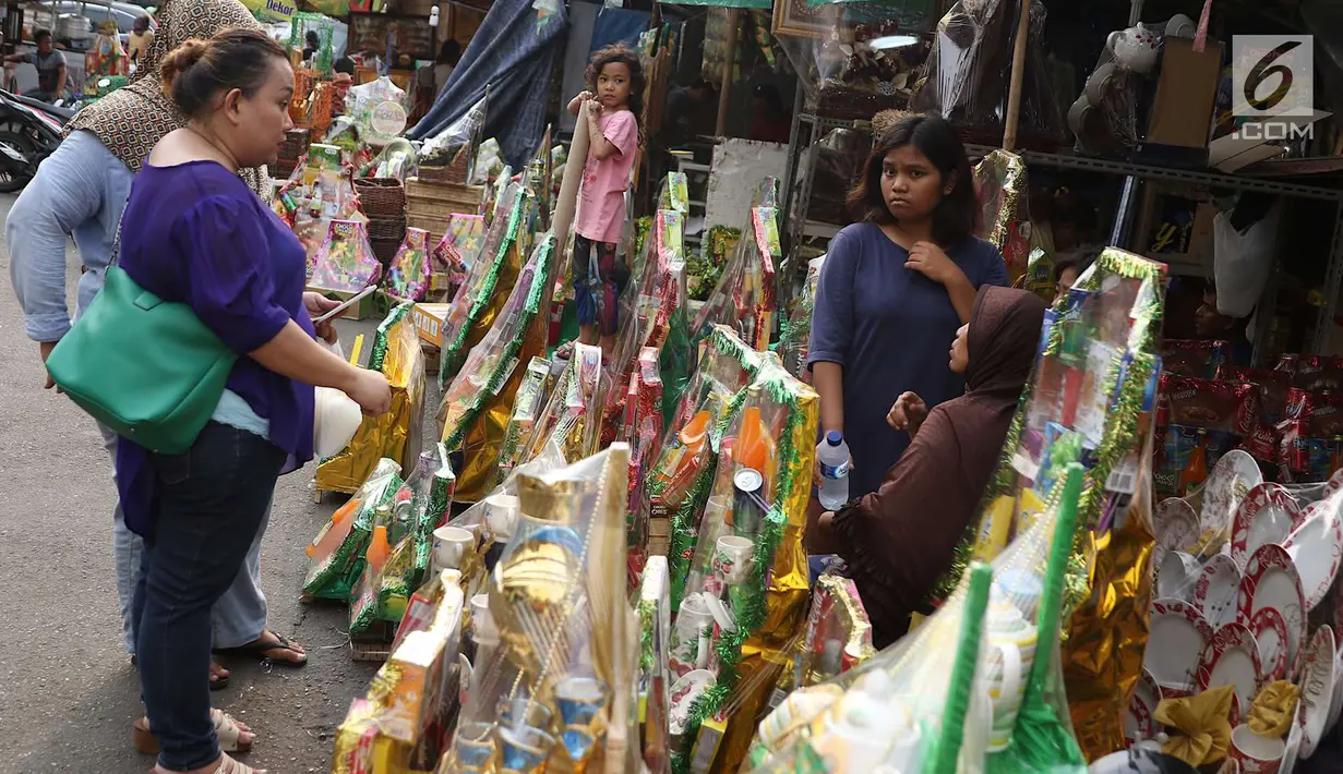 Pembeli bertanya kepada pedagang parsel di kawasan Cikini, Jakarta, Rabu (6/6). Menjelang Hari Raya Idul Fitri, penjualan parsel para pedagang dadakan tersebut meningkat hingga 50 persen. (Liputan6.com/Immanuel Antonius)