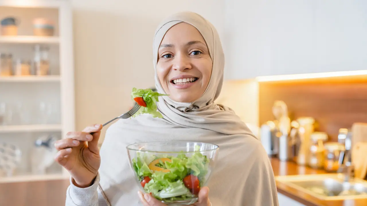 perempuan muslim berhijab makan sehat
