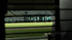 Pemain Timnas U-23 menggelar sesi latihan tertutup di Stadion Wibawa Mukti, Cikarang, Selasa (14/11/2017). Timnas Indonesia U-23 akan menjalani laga uji coba kontra Suriah U-23 pada Kamis (16/11/2017). (Bola.com/ M Iqbal Ichsan)
