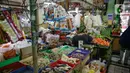 Aktivitas pedagang dan pembeli di Pasar Mede, Jakarta, Rabu (15/12/2021). Harga pangan yang naik antara lain semua jenis cabe, bawang-bawangan serta minyak goreng. (Liputan6.com/Faizal Fanani)