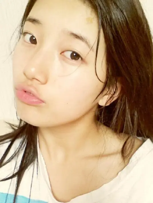 Sudah tak perlu diragukan lagi kecantikan dari Suzy. Meskipun wajahnya tak dibalut make up, akan tetapi ia tetap terlihat cantik menawan. (Foto: allkpop.com)