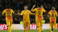 Lionel Messi sambut rekan-rekannya usai Luis Suarez cetak gol (Reuters / Albert Gea)