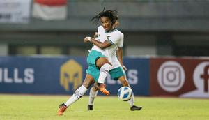 Pemain Timnas Indonesia U-19, Ronaldo Joybera R Junior Kwateh menendang bola ke gawang Timnas Vietnam U-19 saat laga Grup A Piala AFF U-19 2022 di Stadion Patriot Candrabhaga, Bekasi, Jawa Barat, Sabtu (02/07/2022). (Bola.com/Ikhwan Yanuar)