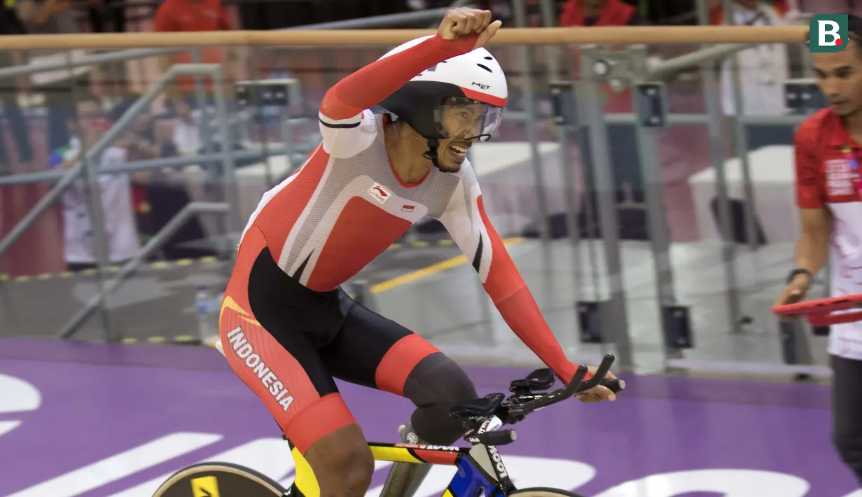 Selebrasi M Fadli pebalap sepeda Indonesia yang meraih medali emas di nomor 4000 meter Individual Pursuit C4 di Velodrome Rawamangun, Jakarta,  Jumat (11/10/2018).  (Bola.com/Peksi Cahyo)
