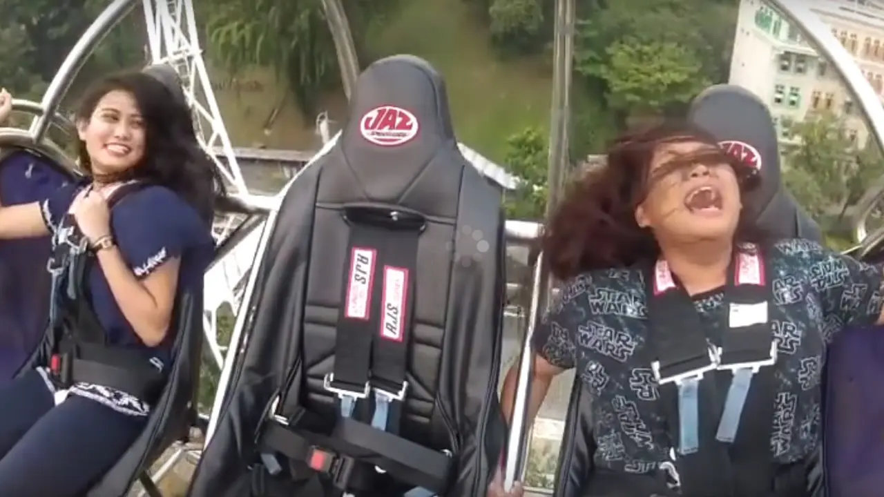 Ketakutan Naik Fall Tower, Wanita Ini Tak Sadar Baca Doa Makan