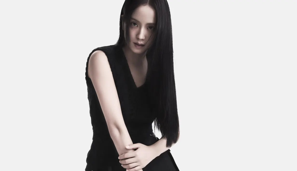 Dengan desain Lady Dior yang lebih simple, Jisoo kenakan sleeveless wool dan rok mini [Dior]