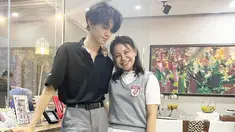 Alih-alih menjadi ibu dan anak, mereka berdua justru terlihat seperti teman sekelas yang seumuran. Ada pula yang menyebut Rossa dan putra semata wayangnya, Rizky Langit Ramadhan seperti pacaran. (Liputan6.com/IG/@tsrossa910)