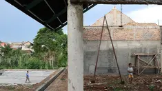 Anak-anak bermain di RPTRA Pelangi Cipedak yang pembangunannya terhenti di Jakarta, Senin (18/3). Terhentinya pembangunan RPTRA yang telah tiga kali mangkrak dikeluhkan warga karena molor dari target yang ditentukan. (Liputan6.com/Immanuel Antonius)