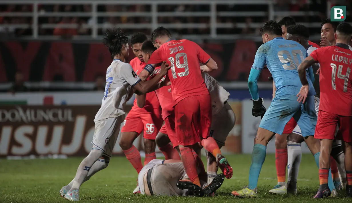 Kapten tim Arema FC, Johan Ahmat Farizi (kiri) melerai keributan yang terjadi antara Javlon Guseynov dan Sergio Silva. (Bola.com/Ikhwan Yanuar)