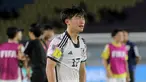 Ekspresi kesedihan pemain Timnas Jepang U-17, Shotaro Shibata, setelah timnya kalah dengan skor 1-2 dari Spanyol U-17 dalam pertandingan babak 16 Besar Piala Dunia U-17 di Stadion Manahan, Solo. Senin (20/11/2023). (Bola.com/Arief Bagus)