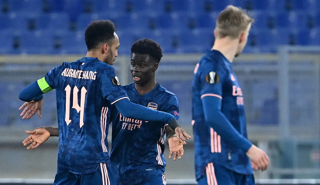 Berselang dua menit, Arsenal mampu menyamakan kedudukan lewat aksi Bukayo Saka (tengah).  (Foto: AFP/Alberto Pizzoli)