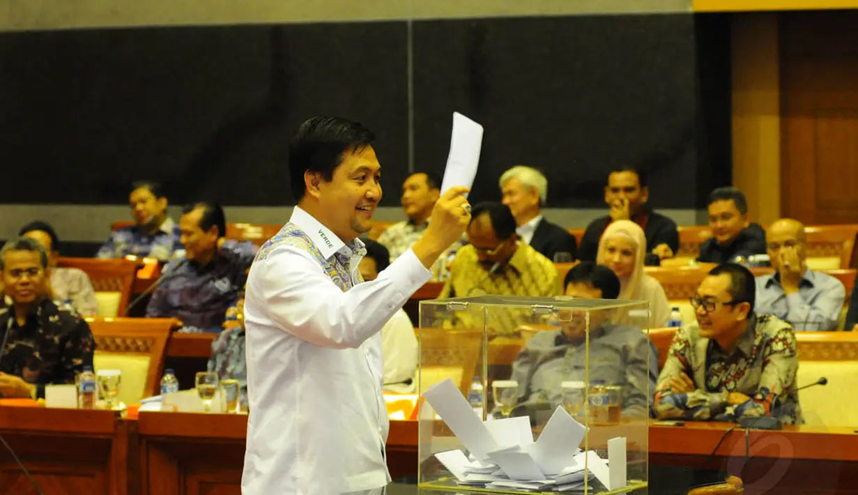 Anggota Komisi III dari Fraksi PPP, Ahmad Yani saat pemungutan suara untuk pemilihan Calon Hakim Agung, Jakarta, (18/9/14). (Liputan6.com/Andrian M Tunay) 