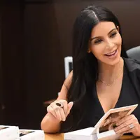 Kabar mengenai anak ketiga Kim Kardashian dan Kanye West memang simpang siur. Sempat beredar kabar bahwa Kim menampik berita itu dan menyebutnya hanya sekedar rumor, namun kini terungkap biaya yang dikeluarkan Kim. (AFP/JASON MERRITT)