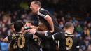 Pemain Leicester City merayakan gol yang dicetak Robert Huth ke gawang Manchester City dalam lanjutan Liga Inggris di Stadion Etihad, Manchester, Sabtu (6/2/2016) malam WIB. (AFP/Oli Scarff)