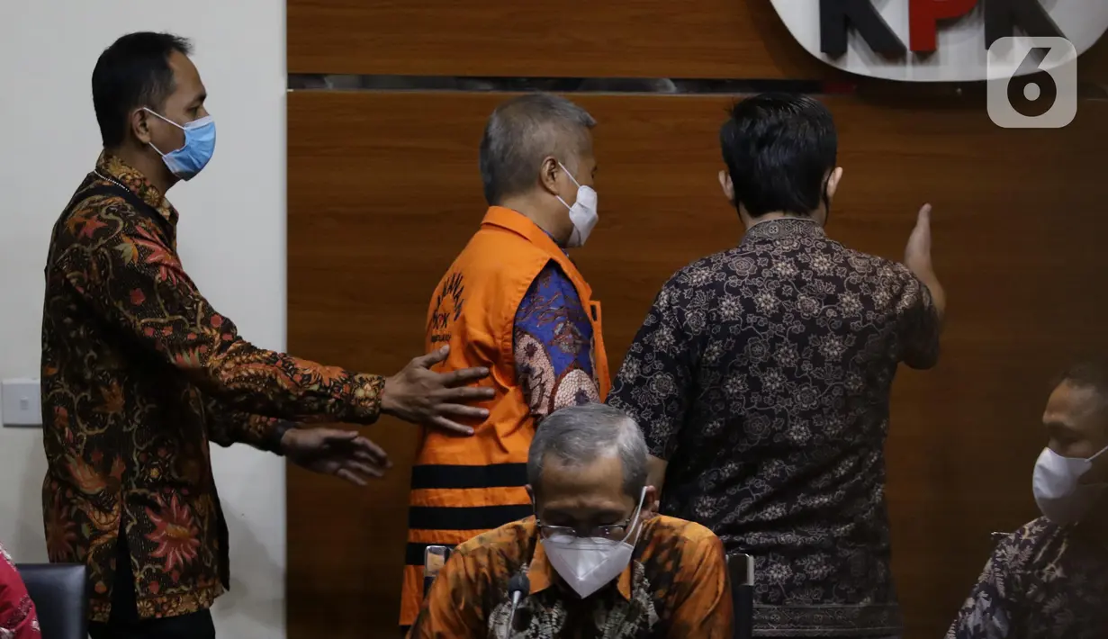 Hakim Agung, Sudrajad Dimyati (rompi oranye) saat dihadirkan saat rilis penetapan penahanan di Gedung KPK Jakarta, Jumat (23/9/2022). Hakim Agung Sudrajad Dimyati ditahan KPK usai menjalani pemeriksaan sebagai tersangka terkait penanganan perkara di Mahkamah Agung (MA). (Liputan6.com/Helmi Fithriansyah)