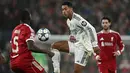 <p>Gelandang Real Madrid asal Inggris, Jude Bellingham (tengah), berebut bola dengan bek Liverpool asal Prancis, Ibrahima Konate (kiri), dalam pertandingan pekan keempat Liga Champions 2025-2026 di Stadion Anfield, Inggris, pada Selasa 4 November 2025 waktu setempat atau Rabu (5/11/2025) dini hari WIB. Dominasi tuan rumah akhirnya berbuah hasil pada menit ke-61. (Paul ELLIS/AFP)</p>