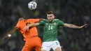 Gelandang Belanda, Ryan Babel, duel udara dengan gelandang Irlandia Utara, Stuart Dallas, pada laga Kualifikasi Piala Eropa 2020 di Windsor Park, Belfast, Sabtu (16/11). Kedua negara bermain imbang 0-0. (AFP/Mark Marlow)