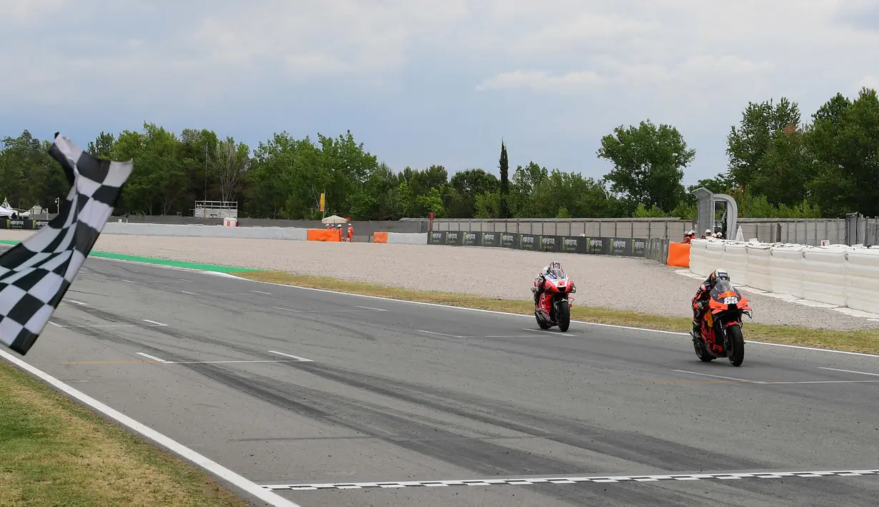Johan Zarco di sisa 2 lap terakhir sukses menyalip Quartararo dan terus menempel ketat Miguel Oliviera hingga balapan berakhir.  Quartararo pada akhirnya harus menyerahkan podium ketiga pada Jack Miller. Karena ia mendapat penalti tiga detik setelah memotong tikungan. (Foto: AFP/Lluis Gene)