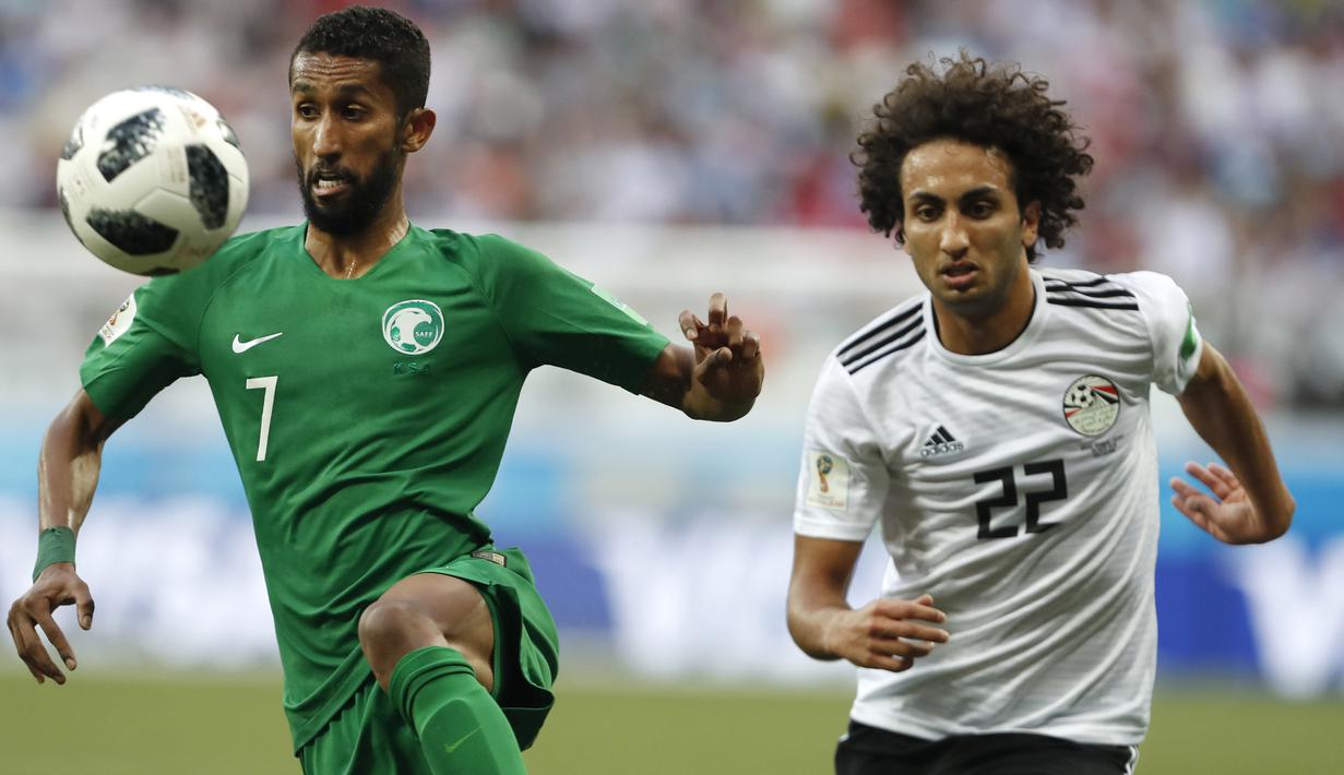 Gelandang Arab Saudi, Salman Alfaraj, berusaha melewati gelandang Mesir, Amr Warda, pada laga grup A Piala Dunia di Volgograd Arena, Volgograd, Senin (25/6/2018). Arab Saudi menang 2-1 atas Mesir. (AP/Darko Vojinovic)
