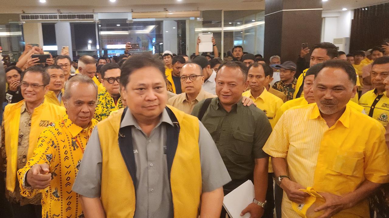 Ketum DPP Partai Golkar, Airlangga Hartarto menghadiri konsolidasi partai Golkar di salah satu hotel kawasan Makassar, Sulawesi Selatan. (Liputan6.com/Dicky Agung Prihanto)