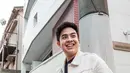 Meski terlihat santai, penampilan Jerome Polin pun tetap stylish. Ia juga memadukan kaus serta celana berwarna hitam dengan jaket denim putihnya. (Liputan6.com/IG/@jeromepolin)