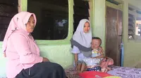 Bocah penderita Hidrosefalus sedang digendong ibunya (Liputan6.com/Mohamad Fahrul).