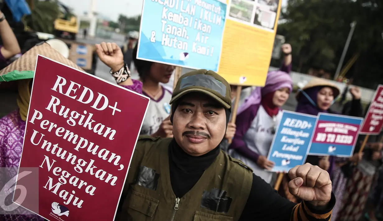 Sejumlah wanita menuntut keadilan iklim di depan Istana Negara, Jakarta, Selasa (17/5). Mereka meminta pemerintah Indonesia tegas dan konsisten dalam langkah mengatasi perubahan iklim. (Liputan6.com/Faizal Fanani)