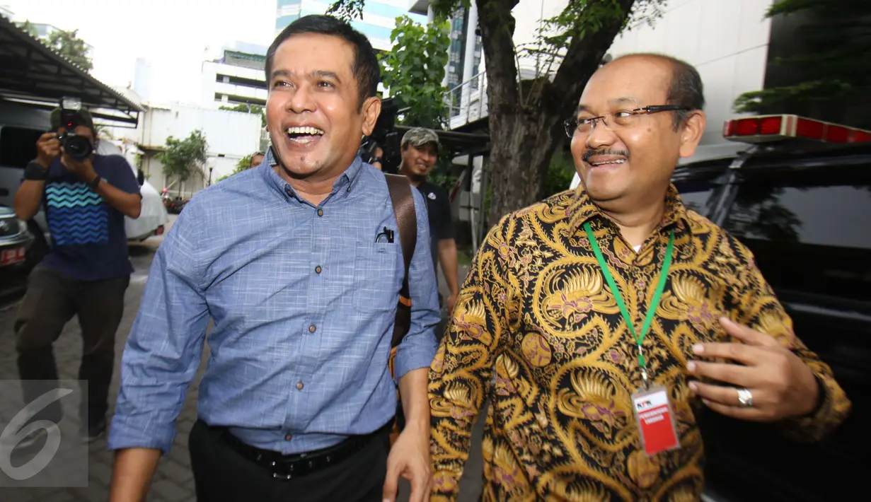 Bupati Nganjuk, Taufiqurrahman (kiri) usai menjalani pemeriksaan di KPK, Jakarta, Selasa (24/1). Taufiqurrahman mengaku diperiksa KPK selama 5 jam. (Liputan6.com/Helmi Afandi)