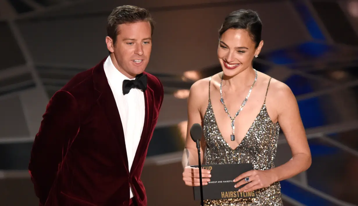 Aktris Gal Gadot bersama aktor Armie Hammer menjadi presenter pada malam penghargaan Piala Oscar 2018 di Dolby Theatre, Los Angeles, Minggu (4/3). Gal Gadot dan Armie Hammer membacakan pemenang penata rias dan rambut terbaik. (Chris Pizzello/Invision/AP)