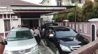 KPK menggeledah rumah tersangka kasus penyuapan di Banyuasin (Liputan6.com/Nefri Inge)