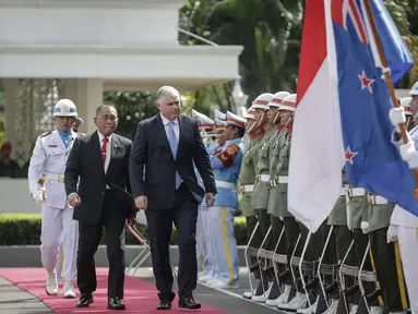 Menhan RI, Ryamizard Ryacudu mendampingi Menhan Selandia Baru, Mark Mitchell memeriksa pasukan kehormatan saat kunjungan ke kantor Kemenhan, Jakarta, Rabu (31/5). Pertemuan bilateral keduanya ini merupakan yang pertama kali. (Liputan6.com/Faizal Fanani)