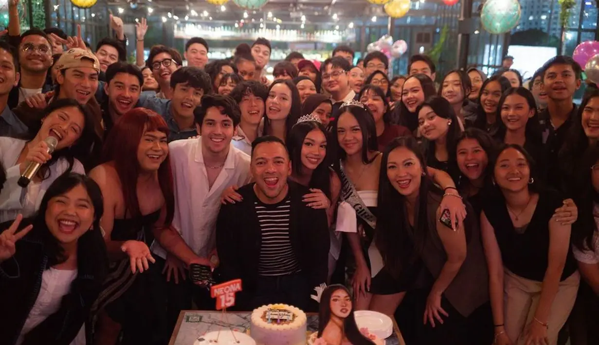 Foto apik ulang tahun Naura Ayu dan Neona Ayu ini dijepret oleh fotografer Zaki Fariz. Dalam momen ulang tahun Naura Ayu ini, Fadi Alaydrus turut hadir. Fadi unggah foto kebersamaan bareng anak sulung Nola B3 itu di story Instagramnya. Diketahui Naura Ayu dan Fadi Alaydrus kini tengah menjalin hubungan usai terlibat cinta lokasi dalam series Santri Pilihan Bunda. (Liputan6.com/IG/@riafinola)