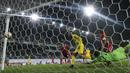 Penyerang Dortmund, Pierre-Emerick Aubameyang mencetak gol ke gawang FK Qabala pada laga Liga Europa di Stadion Backcell Arena, Azerbaijan, Jumat (23/10/2015). (Reuters/David Mdzinarishvili)