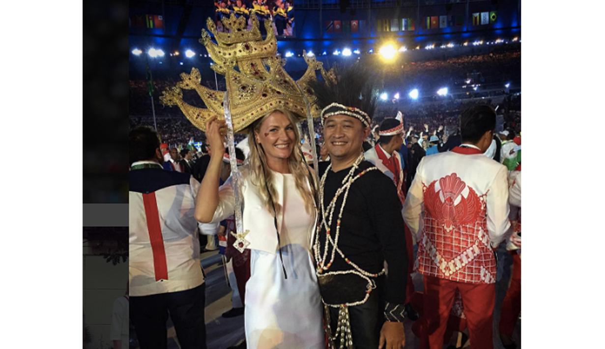 Madara Palameika saat mengenakan mahkota milik kontingen Indonesia di Olimpiade Rio 2016. (Instagram/Madara Palameika)