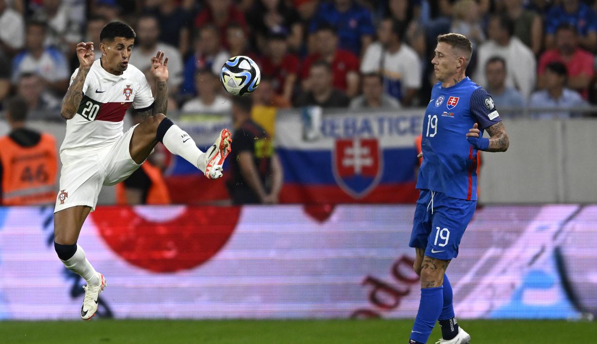 Gol semata wayang yang diciptakan Bruno Fernandes di akhir babak pertama mengantar Portugal menggondol poin penuh dari lawatan ke Slovakia. (AP Photo/Radovan Stoklasa)