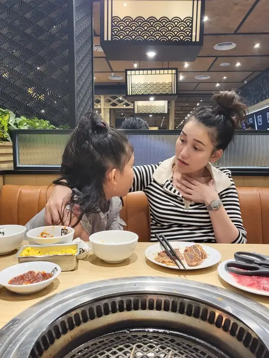 Walau Bilqis masih kecil, namun sudah bisa menjadi teman diskusi Ayu Ting Ting. (Foto: Instagram/@ayutingting92)