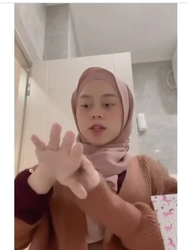 Lesti Kejora menggunakan krim murah meriah untuk merawat kulitnya (https://www.instagram.com/p/CTCOFYWJb28/)