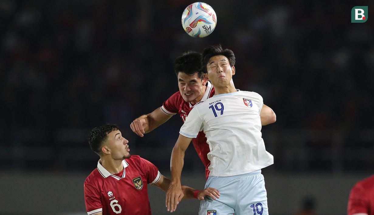 <p>Pemain Timnas Indonesia U-23, Elkan Baggott (tengah) dan Ivar Jenner (kiri), berduel dengan pemain Chinese Taipei U-23, Cheng Chung Liang, dalam pertandingan Grup K Kualifikasi Piala Asia U-23 2024 di Stadion Manahan, Solo, Sabtu (9/9/2023). (Bola.com/Arief Bagus)</p>