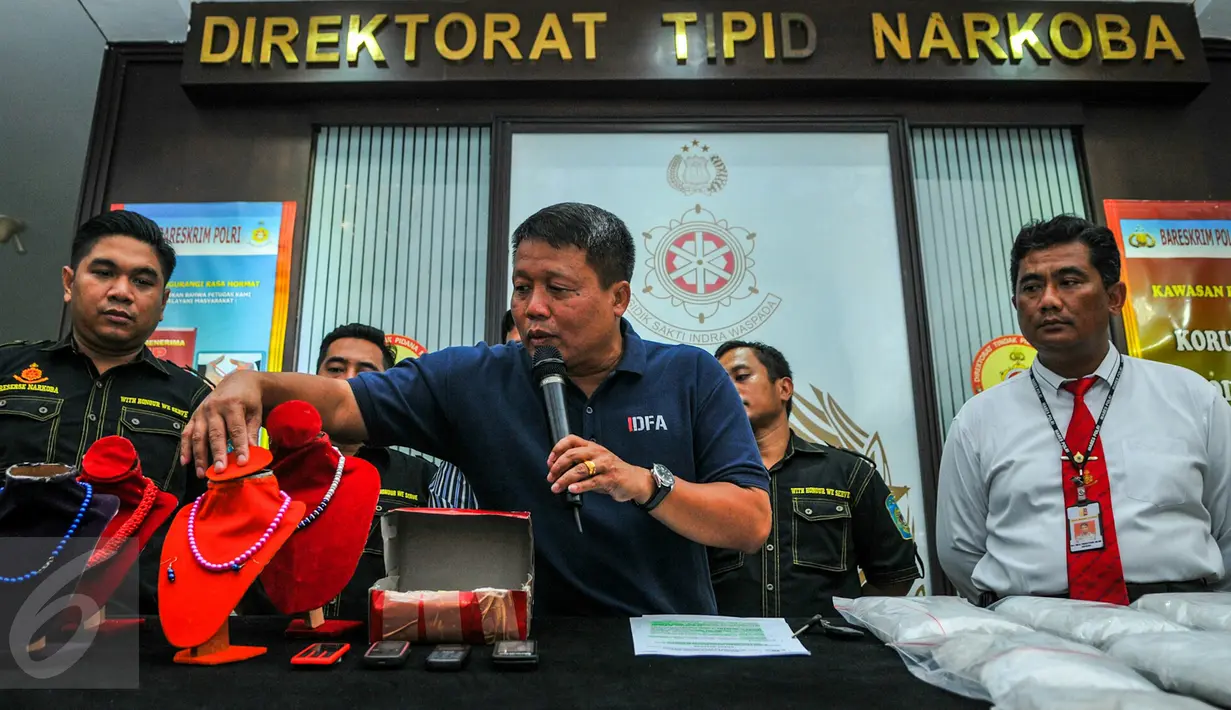 Petugas Dirtipid Narkotika Polri menunjukan barang bukti saat rilis pengungkapan jaringan sabu di kantor Bareskrim Narkotika, Jakarta, Rabu (13/4). Polisi mengamankan 4 orang tersangka dengan barang bukti 15kg sabu. (Liputan6.com/Yoppy Renato)