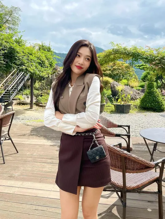 Joy Red Velvet juga terkenal dengan suara dan visual yang luar biasa. Di berbagai kesempatan, Joy tidak takut bereksperimen dengan berbagai tampilan, gaya rambut, maupun nuansa makeup. Tanpa kesan berlebihan, Joy senang menggunakan warna lipstik yang bold dan membiarkan rambut panjangnya tergerai.