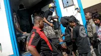 Polres Pelabuhan Tanjung Priok memperlihatkan para Preman yang berhasil ditangkap di kawasan Tanjung Priok, Jakarta, Selasa (23/9/2014) (Liputan6.com/Faizal Fanani) 